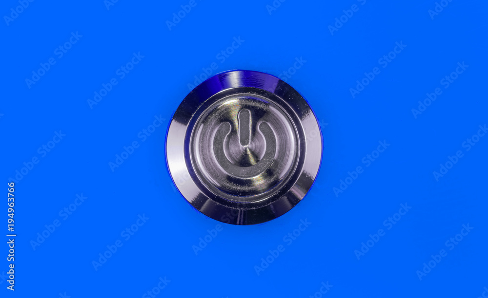 interrupteur bouton poussoir métal sur fond bleu interrupteur bouton poussoir métal sur fond bleu