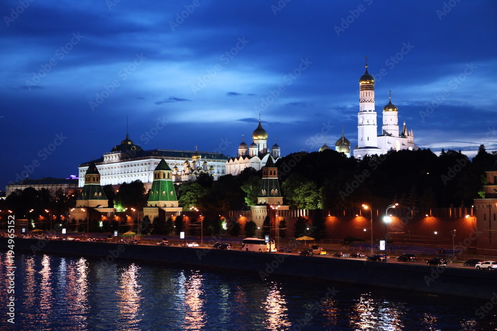 Obraz premium Moscow River and Moscow Kremlin at night
