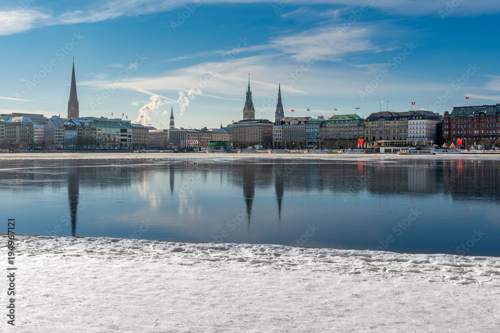 Hamburg Winter / Alster im Schnee mit blauem Himmel und Sonnenschein