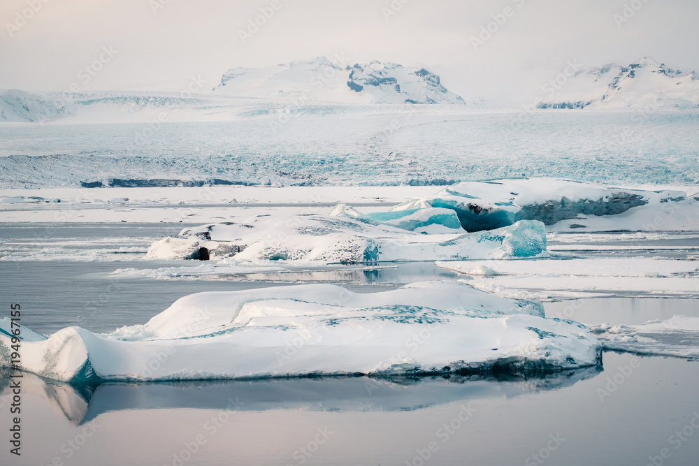 Obraz premium Winter landscape view of popular Glacier Lagoon with many small icebergs - Jokulsarlon, east Iceland.