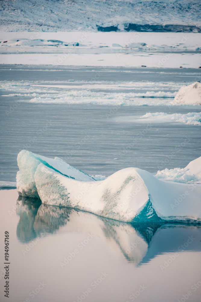 Obraz premium Winter landscape view of popular Glacier Lagoon with many small icebergs - Jokulsarlon, east Iceland.