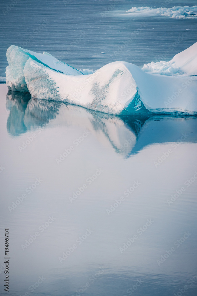 Obraz premium Winter landscape view of popular Glacier Lagoon with many small icebergs - Jokulsarlon, east Iceland.