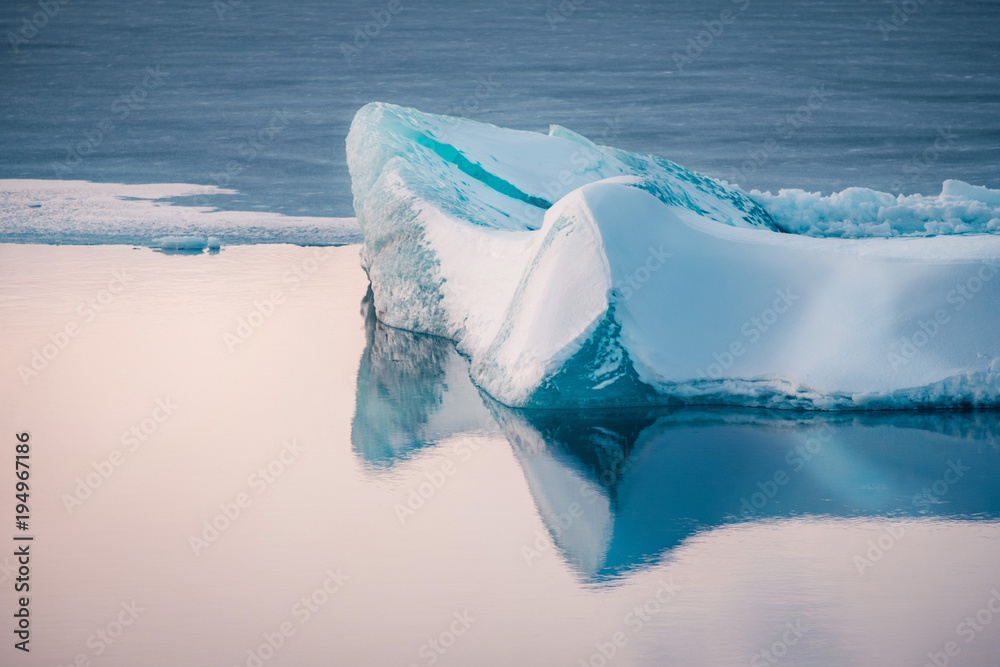 Obraz premium Winter landscape view of popular Glacier Lagoon with many small icebergs - Jokulsarlon, east Iceland.