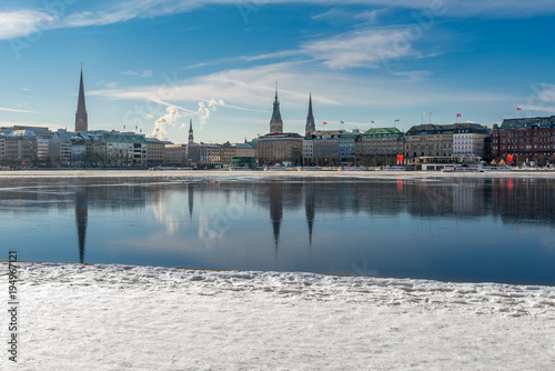 Hamburg Winter / Alster im Schnee mit blauem Himmel und Sonnenschein