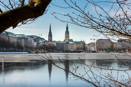 Hamburg Winter / Alster im Schnee mit blauem Himmel und Sonnenschein