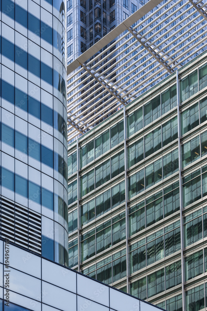 facciate in acciaio e vetri di edifici moderni  in Londra