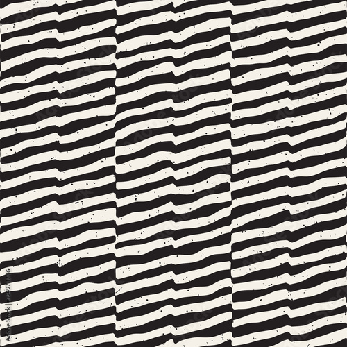 Hand drawn style seamless pattern. Abstract geometric tiling background in black and white. Vector doodle line lattice