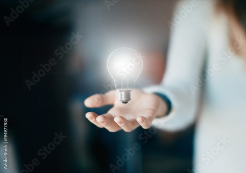 Foto Lampadina in mano accesa, concetto di idea