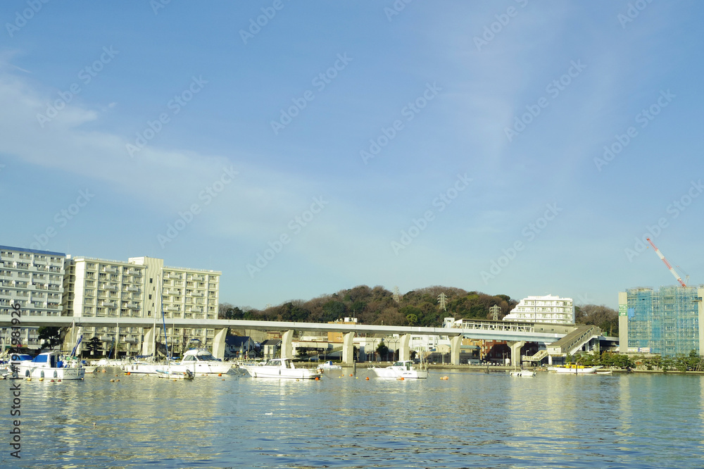 Naklejka premium 八景島シーサイドラインと街並み