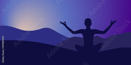 person meditiert am abend berglandschaft