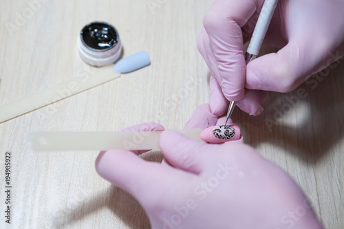 Нанесение пасхального рисунка на ногти.