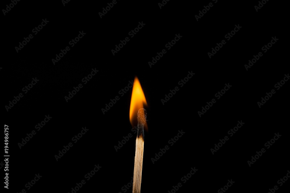 brennendes Streichholz Feuer mit Flamme vor schwarzem Hintergrund brennendes Streichholz Feuer mit Flamme vor schwarzem Hintergrund