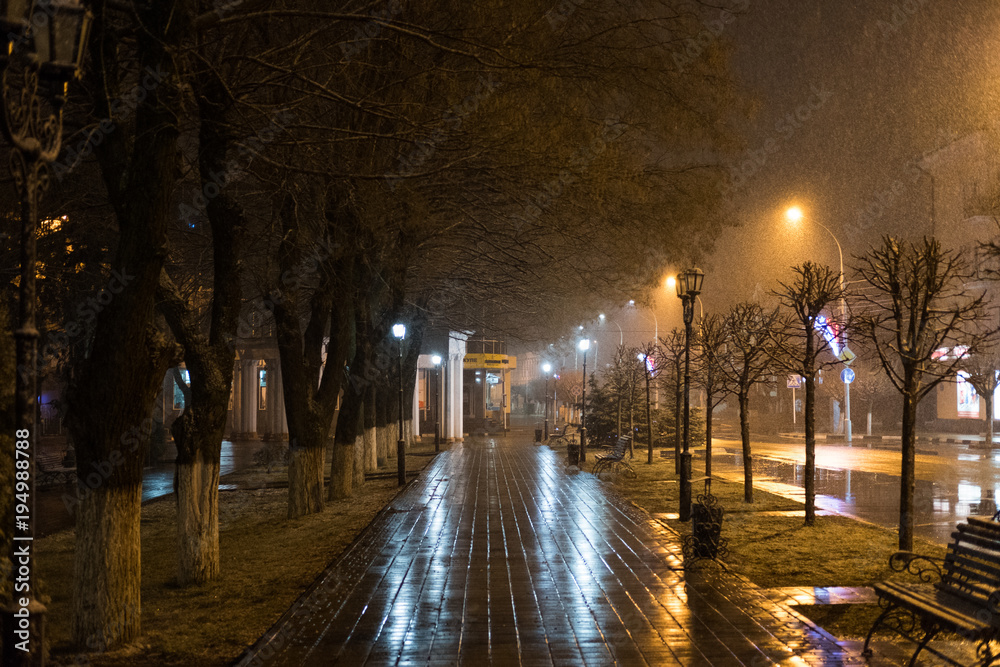 ночной город  - снег с дождем