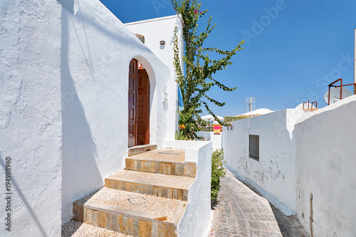 Fototapeta Naklejka Na Ścianę i Meble -  White houses on th streets of Lindos town at Rhodes island
