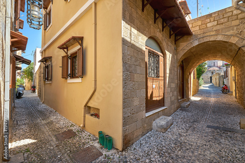 Fototapeta Naklejka Na Ścianę i Meble -  Crossway of two narrow streets in the old Rhodes city