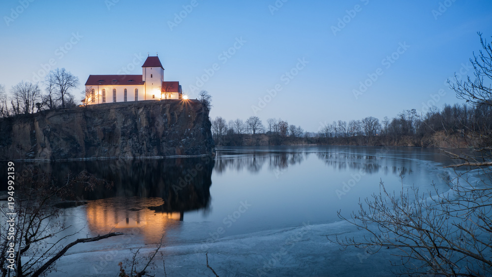 Bergkirche Beucha im Winter zur blauen Stunde