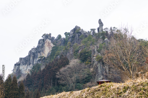 奇妙な岩山