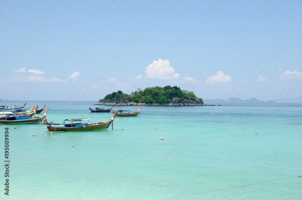Fototapeta premium Long tail boat on tropical beach, Lipe, Thailand