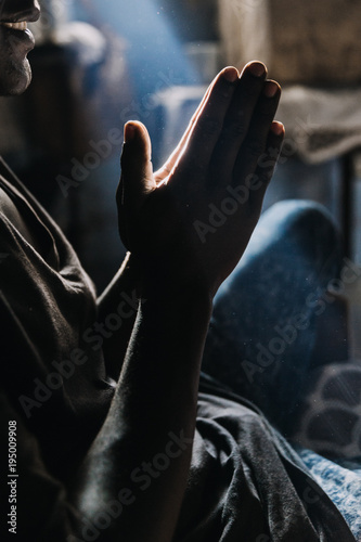 Foto praying hands in Africa