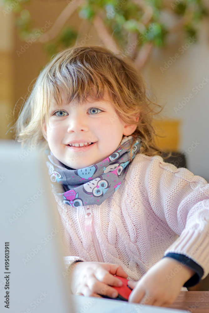 Fototapeta premium enfant sur un ordinateur portable