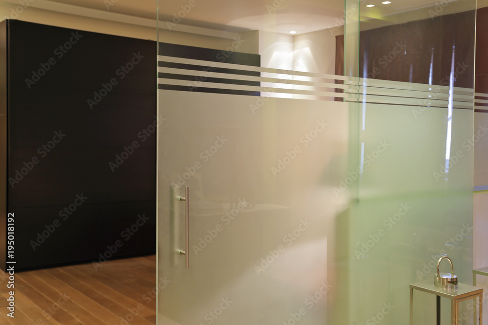 cloison porte coulissante en verre sablé dans intérieur loft Stock Photo |  Adobe Stock