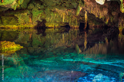 Озеро в пещере, сеноты Мексики
