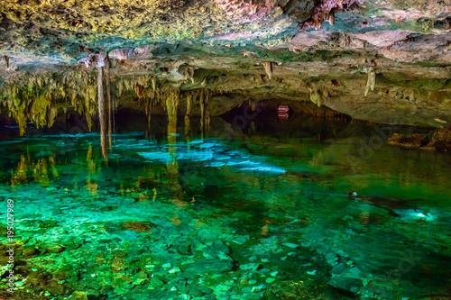Озеро в пещере, сеноты Мексики