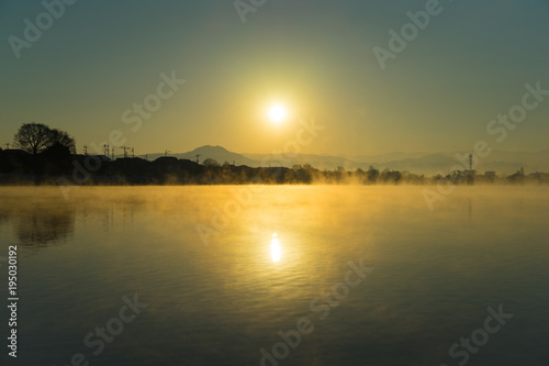 早朝の湖