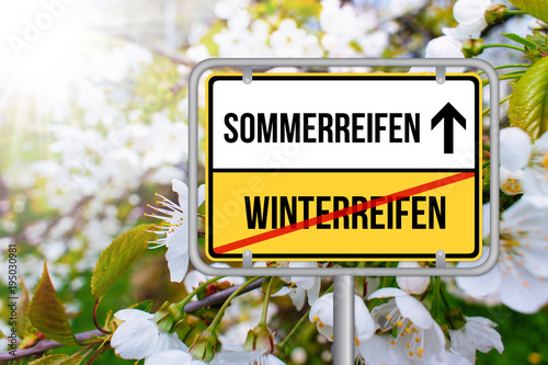 Von Winterreifen auf Sommerreifen wechseln Schild - Auto Reifen wechseln photo