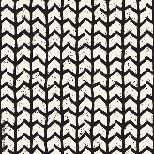 Hand drawn style seamless pattern. Abstract geometric tiling background in black and white. Vector doodle line lattice