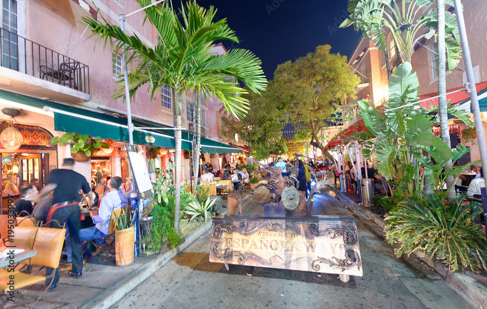 Fototapeta premium MIAMI - FEBRUARY 25, 2016: Tourists along Espanola Way on a beautiful winter night. Miami Beach is a famous tourist attraction