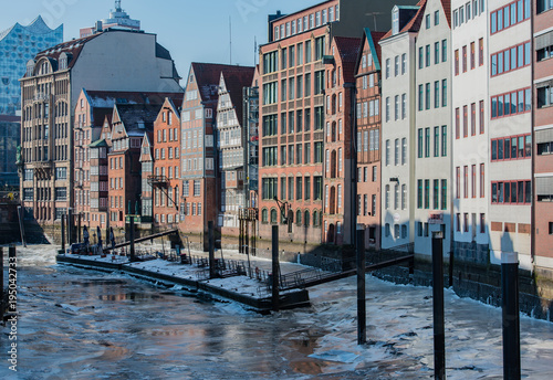 Die Elbphilharmonie sicht von der Holzbrücke in Hamburg 