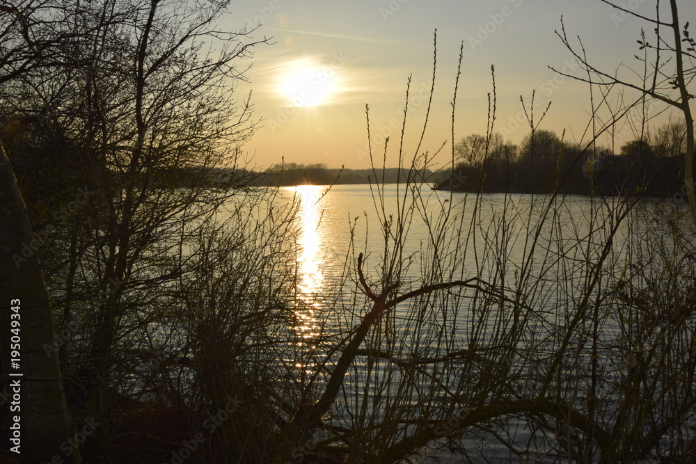 Coucher de soleil sur lac au printemps