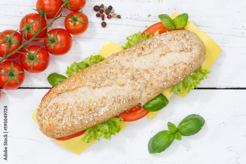 Sandwich Baguette Vollkorn Brötchen belegt mit Käse von oben auf Holzbrett Sandwich Baguette Vollkorn Brötchen belegt mit Käse von oben auf Holzbrett