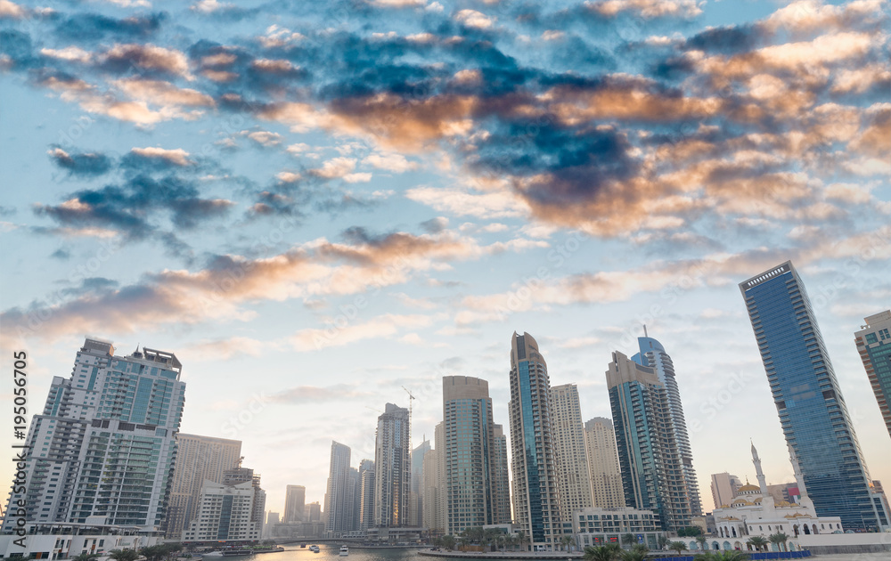 Fototapeta premium Dubai Marina buildings at dusk