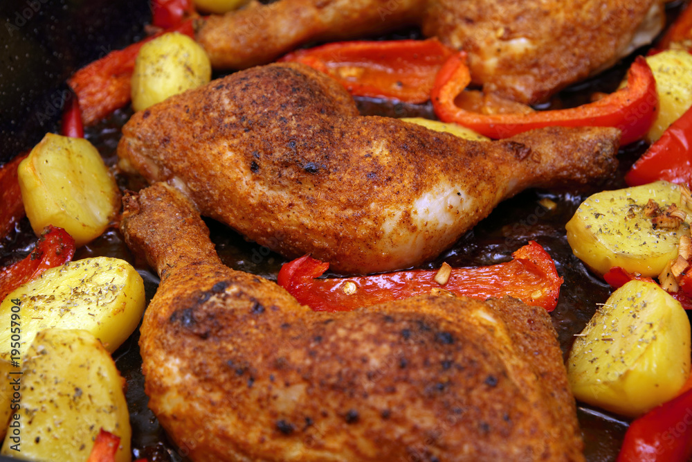 Hühnerschlegel mit Kartoffeln und Paprika
Hühnerschlegel mit Kartoffeln und Paprika