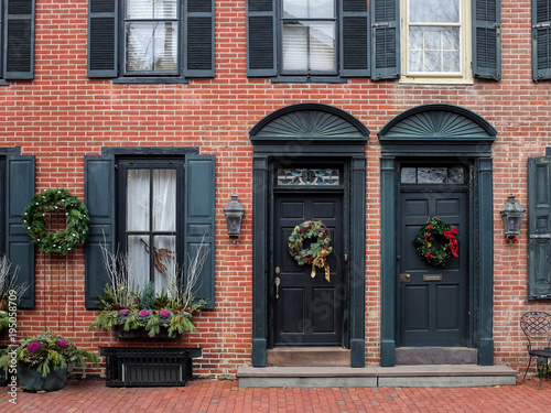 Canvastavla Christmas decorations hung on the doors of town houses