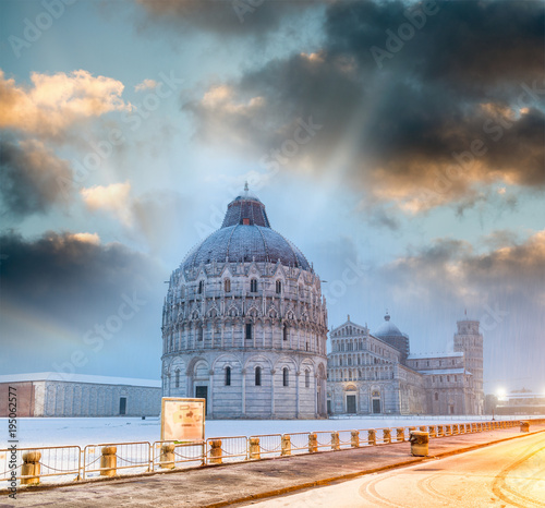 Fotografiet Baptistery of Pisa after a winter snowfall at sunset