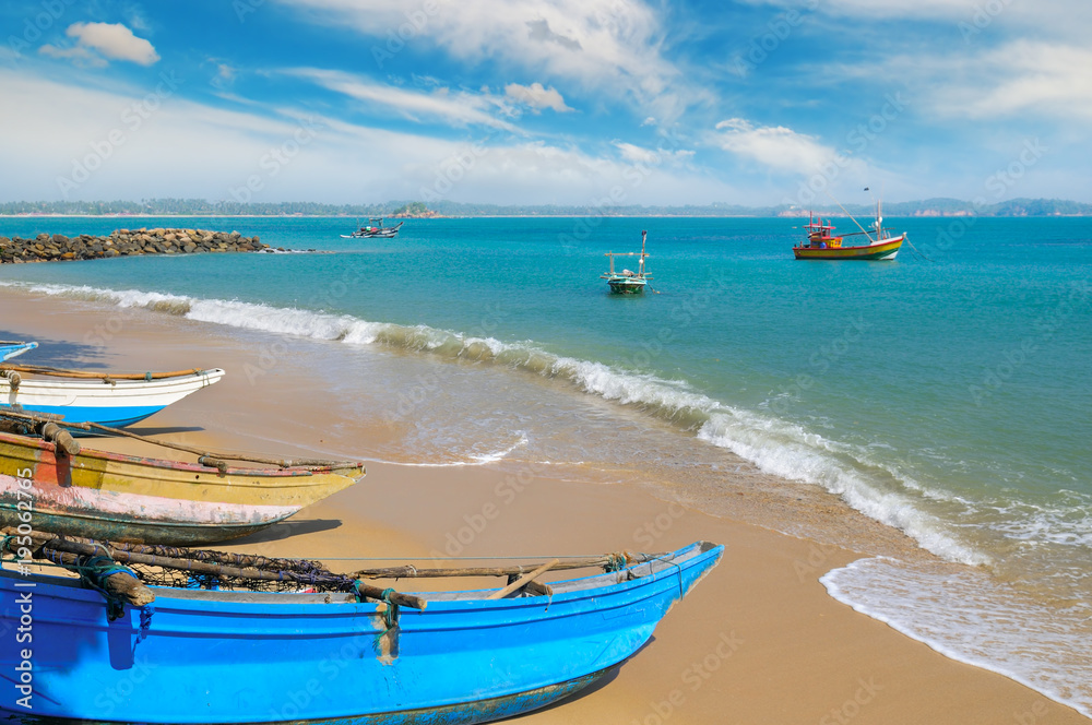Obraz premium Fishing boat on the sandy shore against a background the ocean and sky.
