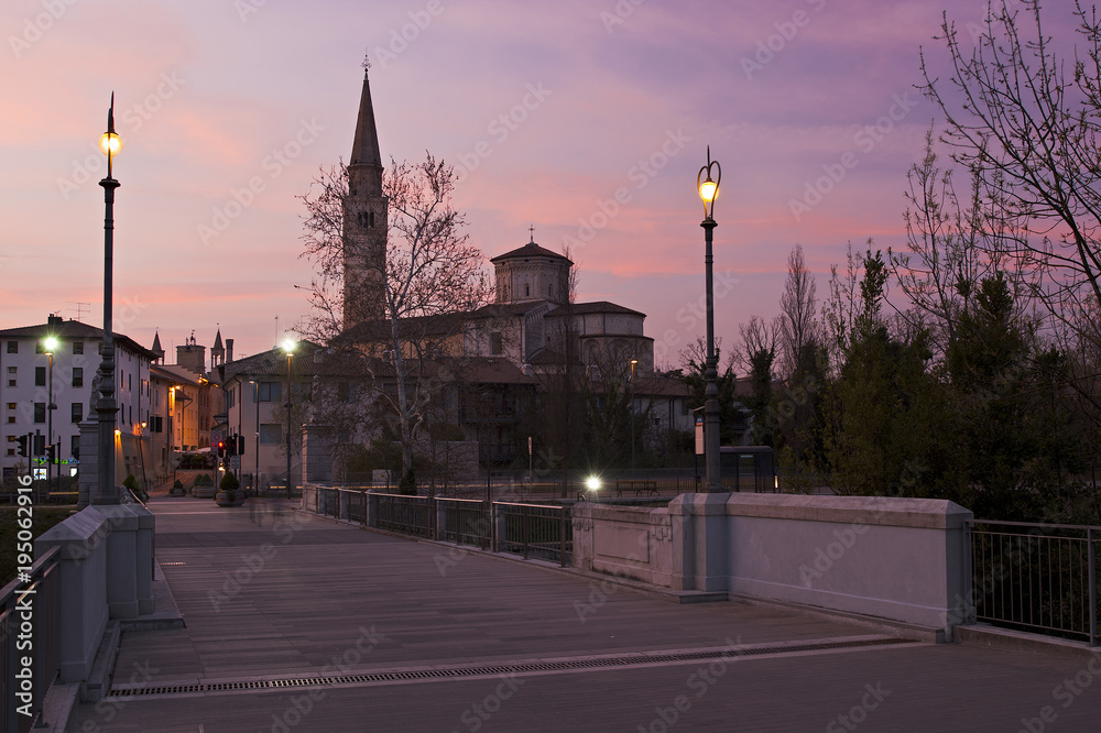 Obraz premium The cathedral of Saint Mark from Adam and Eve Bridge, in Pordenone, at sunset. Italy.