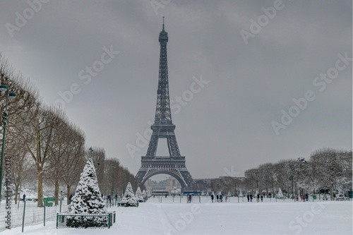 Fototapeta Naklejka Na Ścianę i Meble -  Paris en Hiver sous la neige