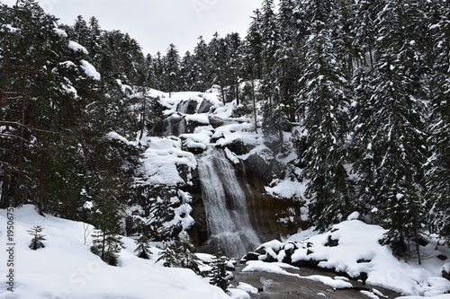 Cascade dans les Pyrénées photo