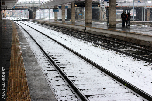 stazione ferroviaria con la neve