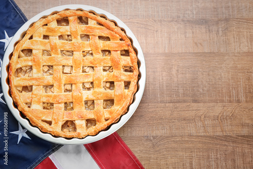 Φωτογραφία Delicious American apple pie with flag on table