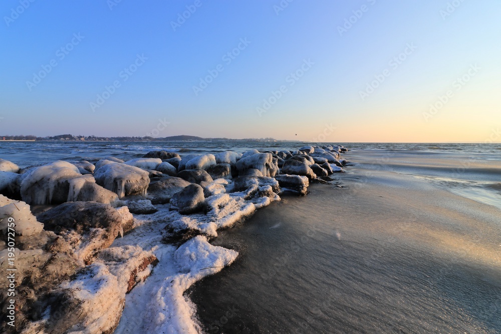 malerische Buhne an der Ostsee im Winter