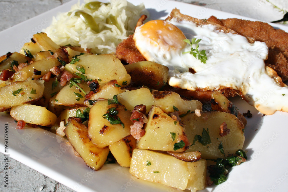 Organisch, Lifestyle, Wiener, Schnitzel, Bratkartoffeln, Speck, krautsalat, Urbano, modern, neu