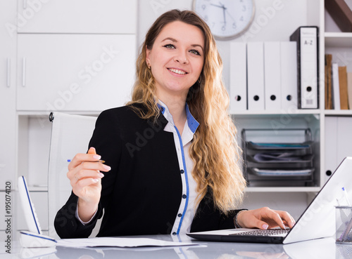 Fototapet Young and smiling businesswoman in jacket