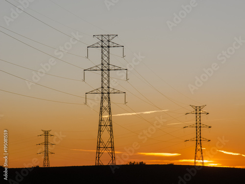 Strommasten nach Sonnenuntergang photo