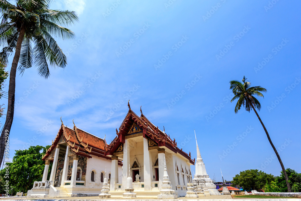 historical place, Wat Ubosatharam. The temple houses many artifacts such as wall murals representing the style of early Rattanakosin period