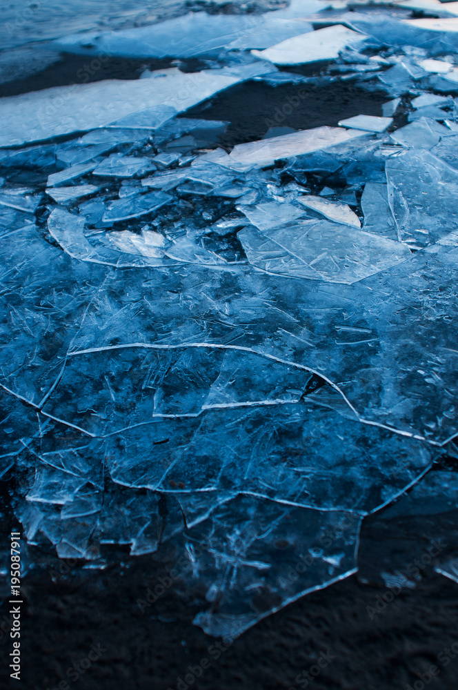 Naklejka premium Frozen ice structures on the river beach